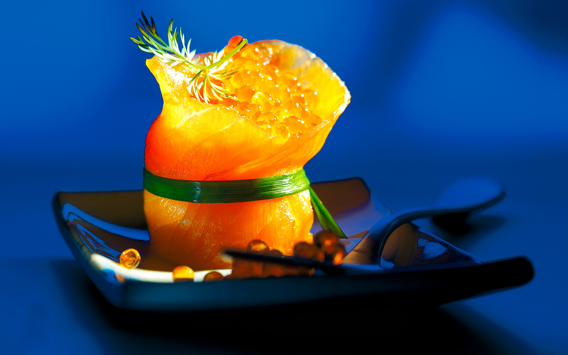 Geräucherter Lachs mit Lachskaviar auf dunklem Teller